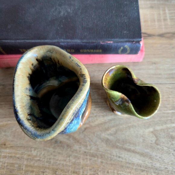 2 small handcrafted ceramic vases with unique ruffled rim. Signed by artists. - Picture 3 of 7